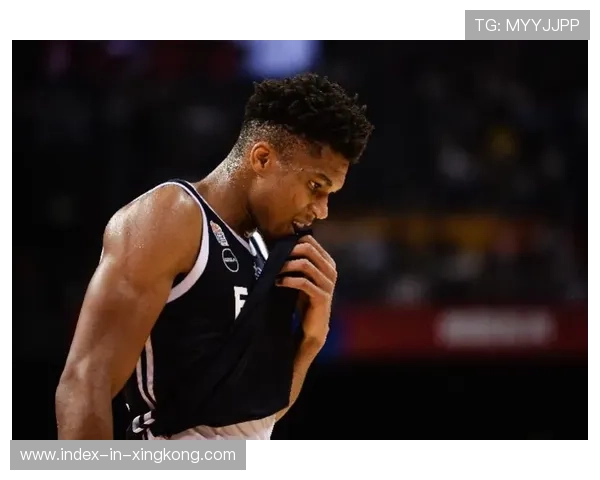 字母哥与社区老人共进午餐，现实中的亲和力令人感动