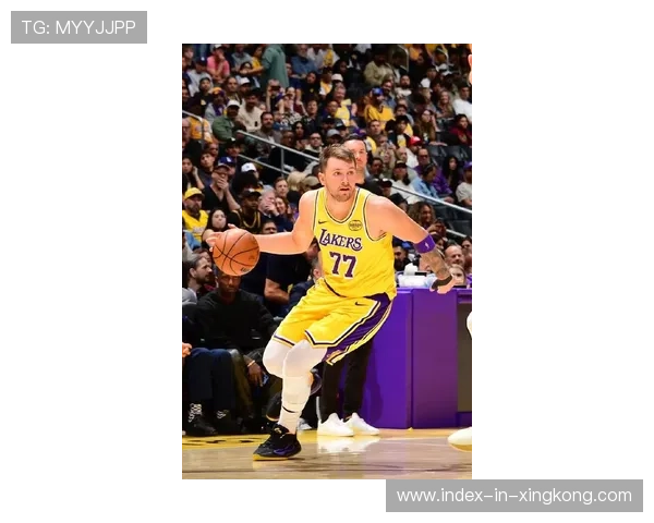 东契奇持球节奏变奏训练大幅提升，连续晃倒防守者