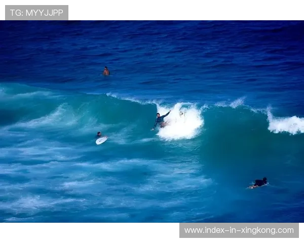冲浪选手巨浪上完美站立：挑战极限，驾驭大海的力量