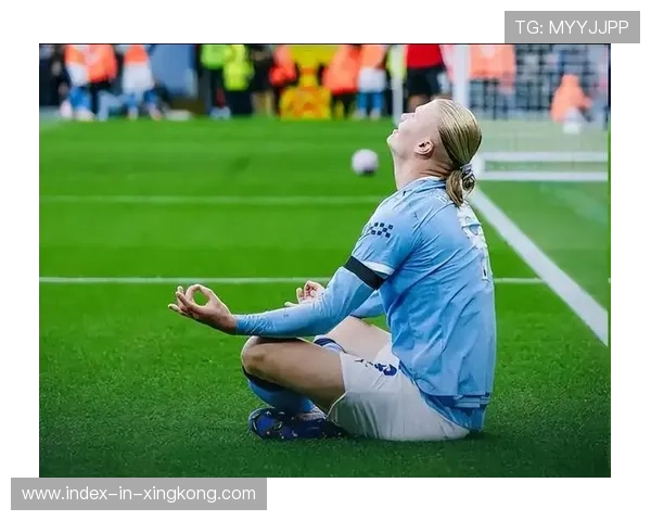 英超曼城角球掀起风暴,门前头球破网